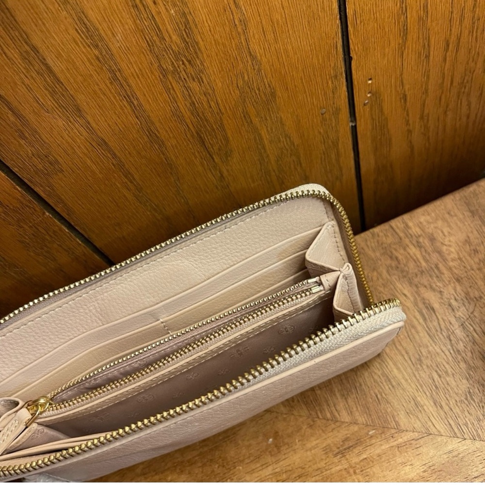 Tory Burch Cream Wallet with Gold Logo - Picture 9 of 15